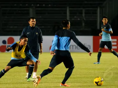 Pelatih Timnas Indonesia U-19, Indra Sjafri mengawasi langsung sesi latihan timnya di Stadion GBK Jakarta, (6/5/2014). (Liputan6.com/Helmi Fithriansyah)