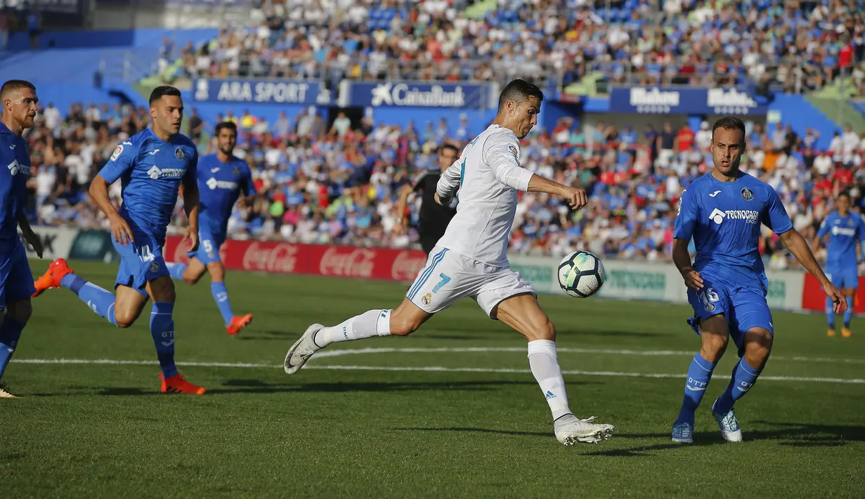 Striker Real Madrid, Cristiano Ronaldo, melepaskan tendangan ke gawang Getafe pada laga La Liga Spanyol Stadion Coliseum Alfonso Perez, Sabtu (14/10/2017). Real Madrid menang 2-1 atas Getafe. (AP/Paul White)