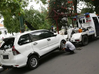 Daihatsu Xenia ini harus rela dibawa ke kantor Dishub Jakarta karena parkir sembarangan. (Source: liputan6.com)