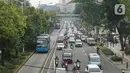 Kendaraan terjebak kemacetan saat melintas di Jalan Salemba Raya, Jakarta Pusat, Senin (4/5/2020). Meskipun sistem PSBB sedang diberlakukan, namun sejumlah jalan di Ibu kota tetap ramai dengan kendaraan akibat masih banyaknya warga yang beraktivitas di luar rumah. (Liputan6.com/Immanuel Antonius)