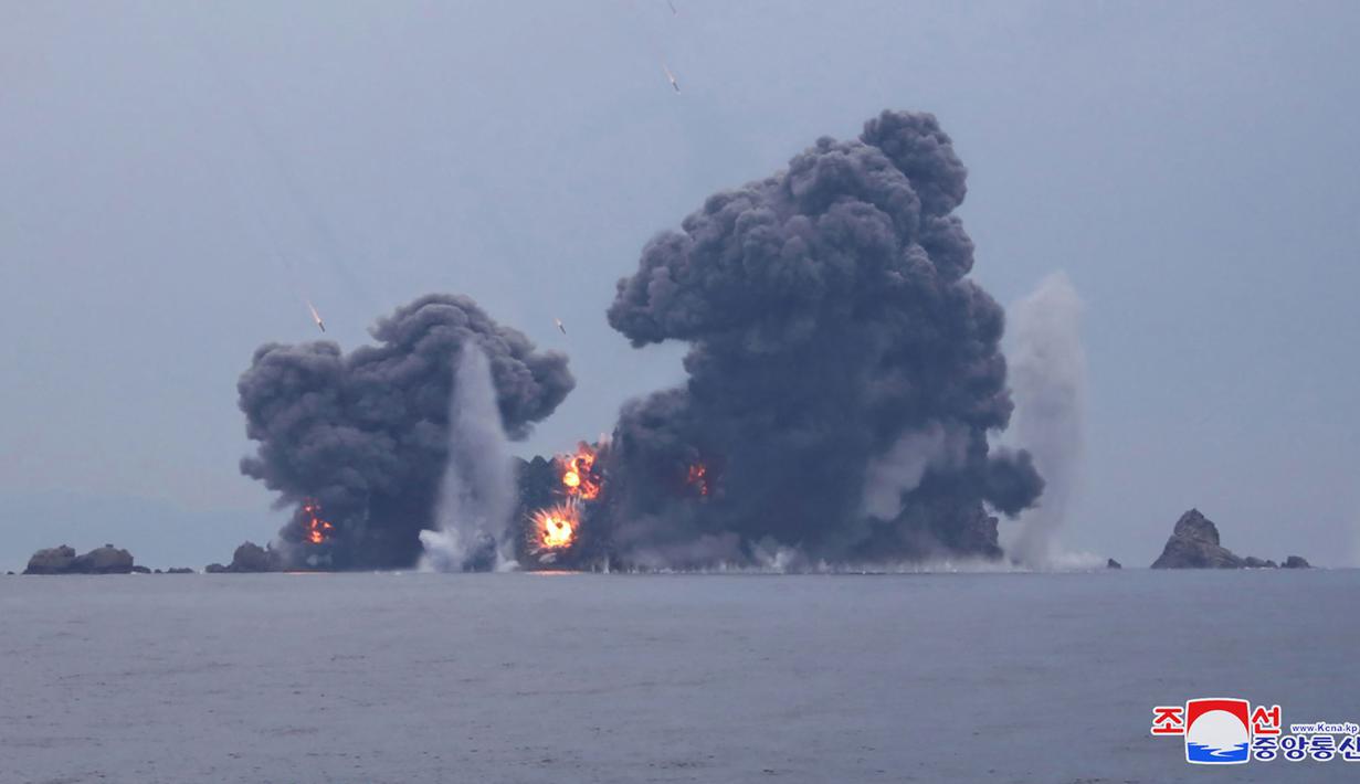 Kim juga mendesak kesiapan kekuatan nuklir negaranya untuk melaksanakan misi pencegahan perang serta mengambil inisiatif jika terjadi perang.  (STR / KCNA VIA KNS / AFP)