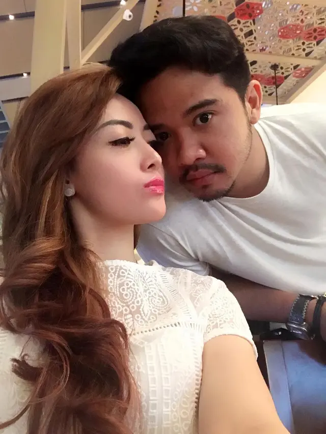 [Bintang] Cinta Ratu Nansya dan Roby Geisha