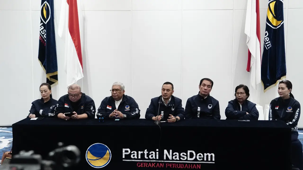 Ketua SC Kongres III NasDem Willy Aditya (empat dari kanan) dalam konferensi pers di NasDem Tower, Jumat (23/8/24) (Istimewa)