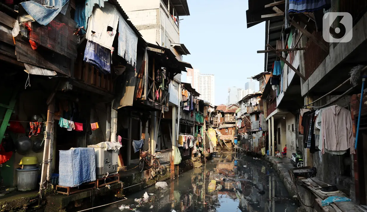 Suasana pemukiman padat penduduk di tepian sungai di Jakarta, Jumat (19/5/2023). (Liputan6.com/Angga Yuniar)