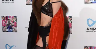 Berpakaian layaknya wanita seksi namun memiliki kumis mungkin hanya pernah dilakukan oleh penyanyi fenomenal Lady Gaga. (Bintang/EPA)