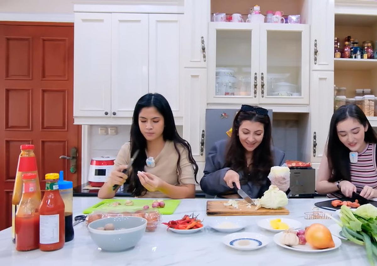 5 Potret Dapur Rumah Ranty Maria, Nuansa Putih dengan Desain Minimalis