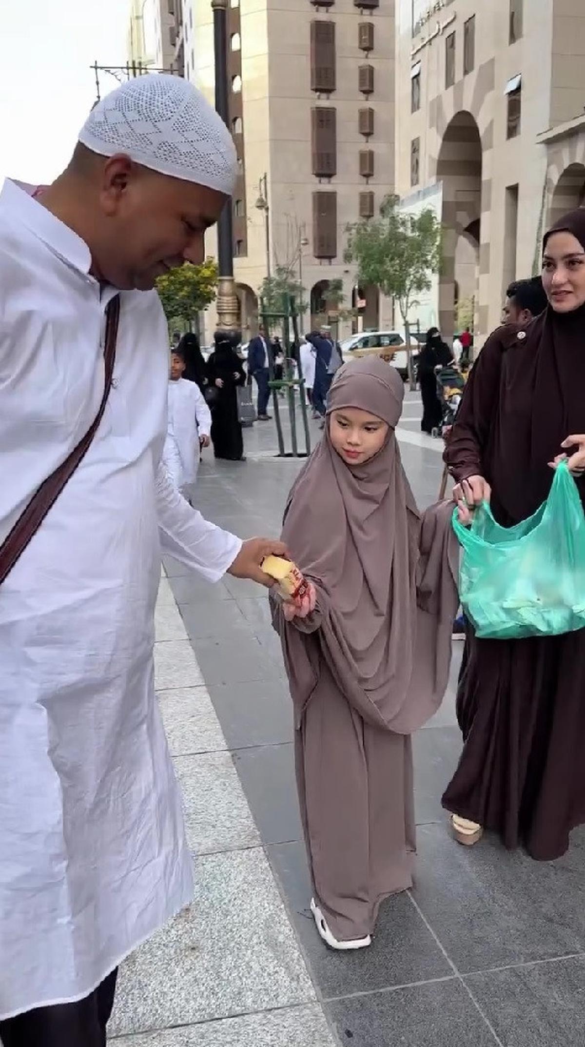 Momen Ririn Ekawati dan Rini Yulianti Bagi-Bagi Takjil Gratis di Masjid Nabawi saat Umrah
