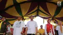 Politikus Partai Hanura Wiranto (tengah) saat menghadiri kampanye capres dan cawapres nomor urut 01 Joko Widodo-Ma'ruf Amin di Lapangan Padebulo, Gorontalo, Selasa (2/4). Wiranto memipin langsung kampanye perdana pasangan nomor urut 01 di Gorontalo. (Liputan6.com/Arfandi Ibrahim)