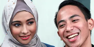 Rezeki bisa datang dari mana saja. Kini suami Poppy Bunga, Muhammad Fattah Riphat menjadi sopir taksi uber. (Wimbarsana/Bintang.com)