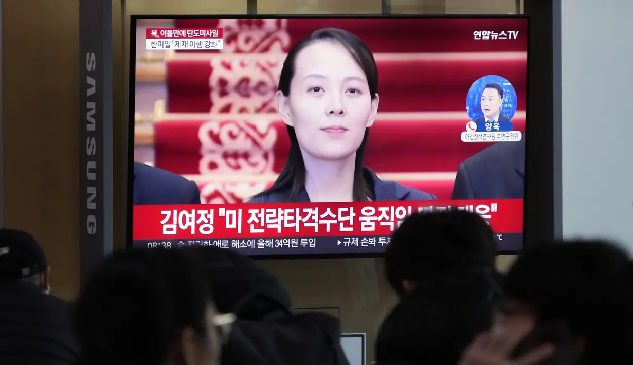 Layar TV memperlihatkan gambar file Kim Yo Jong, saudara perempuan pemimpin Korea Utara Kim Jong Un, selama program berita di Stasiun Kereta Api Seoul di Seoul, Korea Selatan, Senin (20/2/2023). Sebelumnya, saudara perempuan Kim Jong Un, Kim Yo Jong, telah memperingatkan bahwa negara itu dapat mengubah Pasifik menjadi lapangan tembak. (AP Photo/Ahn Young-joon)