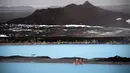 Dua wanita berselfie saat mereka berenang di sumber air panas di Myvatn, Islandia (12/4). Myvatn adalah danau eutrophic dangkal yang terletak di daerah vulkanisme aktif di utara Islandia, tidak jauh dari gunung berapi Krafla. (AFP Photo/Loic Venance)