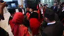 Mantan Ketua Mahkamah Konstitusi, Anwar Usman jatuh pingsan. Anwar Usman jatuh pingsan setelah melakukan kirab pamitan bersama para hakim. Tampak dalam foto, Anwar Usman pingsan usai mengikuti prosesi wisuda purnabakti di Ruang Sidang Mahkamah Konstitusi (MK), Jakarta, Senin (13/4/2026). (Kapanlagi.com/Budy Santoso)