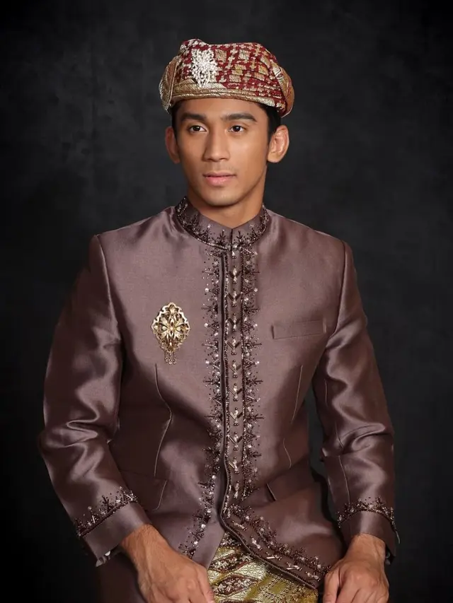 Daffa wardhana kenakan pakaian adat Minang dan Bugis. (credit:instagram.com/marinizumarnisreal/aldiphotoofficial/redberrywedding)
