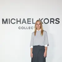 Salah satu yang paling menyita perhatian adalah Gwyneth Paltrow. Ia tampil effortless chic dengan pearl cashmere sweater dari koleksi Spring/Summer 2026, dipadukan dengan white cotton-poplin Hansen shirt serta black-and-pearl covert twill culotte pants dari koleksi Fall/Winter 2025. Kombinasi ini memancarkan gaya elegan khas New Yorker yang timeless. [Dok/Michael Kors].