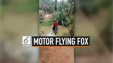 Sebuah motor dimodifikasi seperti flying fox. Hal ini dilakukan dua orang wanita untuk menyeberangi sungai. Meski berbahaya, keduanya berhasil melintasi sungai tersebut.