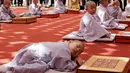 Seorang anak lelaki bernama Buddha Myung Bub tidur siang setelah kepalanya dicukur saat kebaktian merayakan ulang tahun ke-2.563 Buddha pada 12 Mei, di Kuil Jogye di Seoul, Korea Selatan, Senin (22/4). Sepuluh anak terpilih menjadi peserta peringatan ini. (AP Photo/Ahn Young-joon)