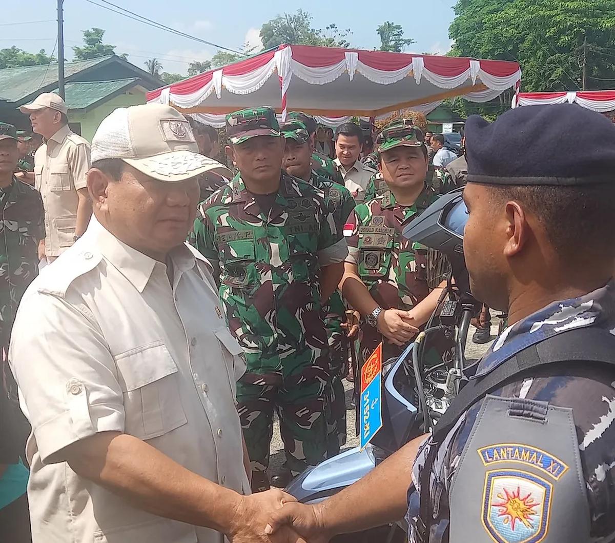 Prabowo mengunjungi Makodim itu dalam rangka penyerahan bantuan sepeda motor yang kepada para Prajurit TNI &amp; Polri, Jumat (10/11).