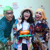 Kado terindah bagi pasangan Uya Kuya dan Astrid. Pasalnya, tepat di tanggal pernikahannya, pasangan ini berhasil menyabet penghargaan Indonesia Kids' Choice Awards 2017 kategori Keluarga Artis Favorit. (Nurwahyunan/Bintang.com)