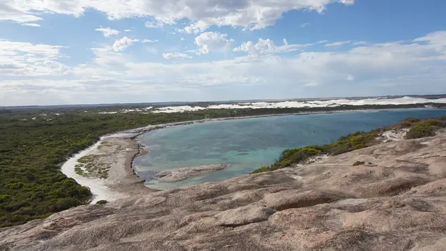 Memandang kawasan taman nasional Cape Le Grand, Australia Barat, dari puncak gunung batu (Liputan6.com/Happy Ferdian_