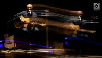Musisi legendaris Ebiet G Ade mempersembahkan lagu-lagu ciptaanya dalam Pagelaran Musik Puisi di Taman Ismail Marzuki, Jakarta, Rabu (06/9). Pagelaran Musik Puisi ini merupakan Renungan Cinta Untuk Indonesia Damai. (Liputan6.com/Johan Tallo)