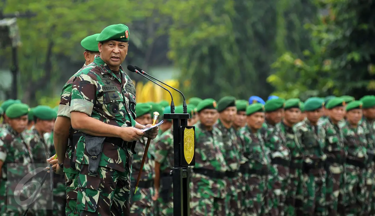 Pangdam Jaya, Mayjen Teddy Lhaksmana WK berpidato pada apel bersama Satuan Jajaran Kodam Jaya di Jakarta, Kamis (17/9/2015). Apel diiringi serah terima jabatan dari Letjen TNI Agus Sutomo ke Mayjen Teddy Lhaksmana WK. (Liputan6.com/Helmi Fithriansyah)