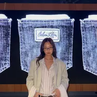 Untuk kesempatan tersebut, Jennie BLACKPINK memilih setelan jas bernuansa ivory dengan sentuhan hijau lembut yang memberikan kesan clean dan refined. [@jennierubyjane],