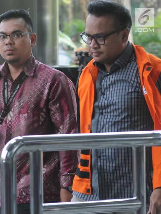 Mantan Direktur PT Murakabi Sejahtera, Irvanto Hendra Pambudi berjalan memasuki gedung KPK, Jakarta, Jumat (6/4). Keponakan Setya Novanto itu diperiksa untuk melengkapi berkas kasus dugaan korupsi proyek E-KTP. (Merdeka.com/Dwi Narwoko)