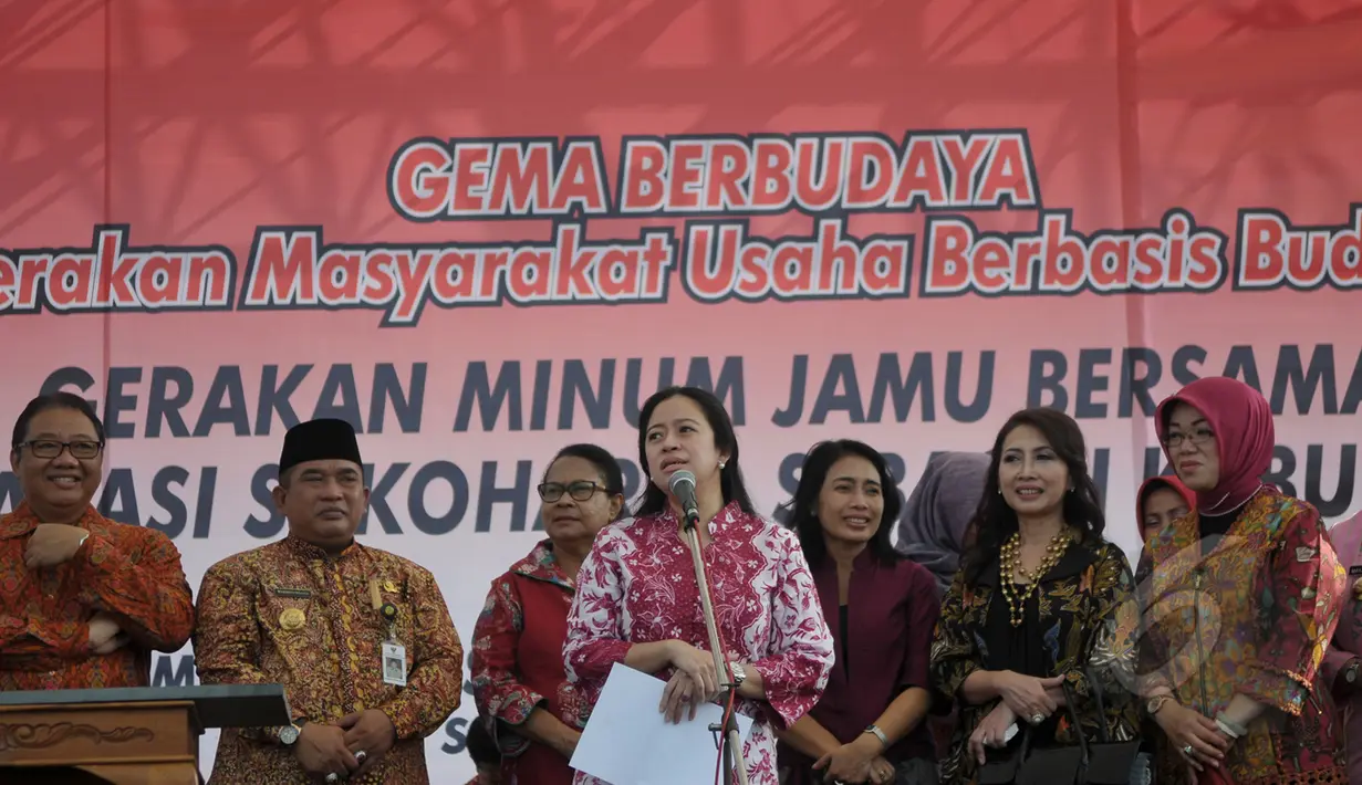 Menko PMK, Puan Maharani (tengah) berpidato di acara minum jamu bersama, Jawa Tengah, Rabu (1/4/2015).Kegiatan minum jamu bareng ini untuk mendeklarasikan Kabupaten Sukoharjo sebagai produsen jamu terbesar di Jawa Tengah. (Liputan6.com/Johan Tallo)