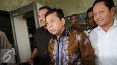 Ketua DPR Setya Novanto, usai menjalani pemeriksaan, di Gedung KPK, Jakarta, Selasa (13/12). Novanto dimintai keterangan sebagai saksi dalam kasus dugaan korupsi pengadaan Kartu Tanda Penduduk berbasis elektronik (e-KTP). (Liputan6.com/Helmi Affandi)