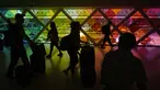 Para pelancong menghadapi kerumunan besar dan penundaan penerbangan pada hari Jumat, yang diperkirakan akan menjadi hari tersibuk di akhir pekan Memorial Day. (AP Photo/Rebecca Blackwell)