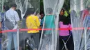 Ratusan pecinta traveling terlihat mengantri di area kawasan Senayan City, Jakarta, (11/03/16). Menyusul kesuksesan tahun lalu, BCA kembali bekerja sama dengan Singapore Airlines untuk memberikan berbagai penawaran menarik. (Liputan6.com/Faisal R Syam)
