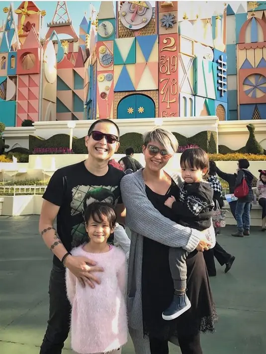 "Lumayan kaget karena waktu itu kami masih relatif muda untuk menikah. Saya berusia 25, dia berumur 24," kata Ernest yang resmi menikah pada 2007. (dok. Pribadi)