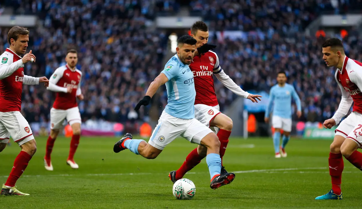 Pemain Manchester City, Sergio Aguero melakukan tendangan ke gawang Arsenal dalam laga final Piala Liga Inggris di Stadion Wembley, Minggu (25/2). Manchester City menghancurkan Arsenal dengan skor telak 3-0. (AP/Frank Augstein)