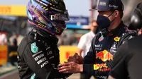 Lewis Hamilton dan Max Verstappen pada sebuah balapan F1 2021. (LARS BARON / AFP)