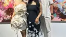 Ia bergaya bak peri tinkerbell mengenakan tube mini dress dengan detail bunga 3D yang begitu memikat. [@fuji_an/@rachelvennya].