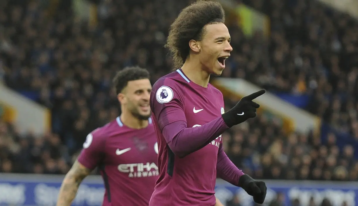 Pemain Manchester City, Leroy Sane membuka keran gol timnya pada menit ke-4’ saat melawan Everton pada lanjutan Premier League di Goodison Park, Liverpool, (31/3/2018). Manchester City menang 3-1. (AP/Rui Vieira)