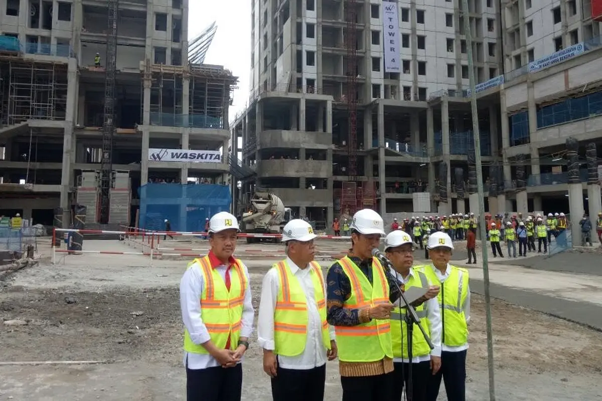 Presiden Jokowi resmikan topping off wisma atlet Asian Games 2018. 