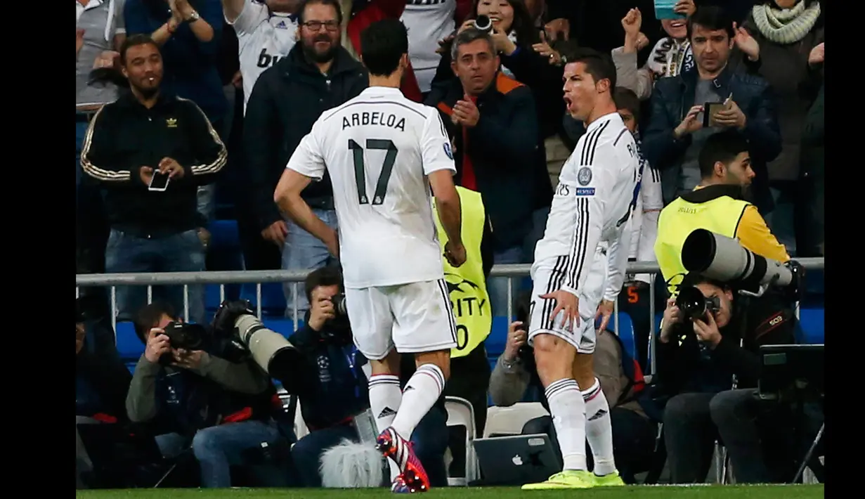 Penyerang Real Madrid, Cristiano Ronaldo (kanan) merayakan selebrasi usai mencetak gol di leg kedua 16 besar Liga Champions di Stadion Santiago Bernabeu, Madrid, Spanyol, (10/3/2015). Schalke 04 Menang 4-3 atas Real Madrid. (Reuters/Reuters/Juan Medina)