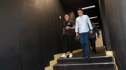 Pemain Belgia berdarah Indonesia, Radja Nainggolan (kiri) berjalan memasuki ruang konferensi pers saat untuk dikenalkan sebagai rekrutan baru Bhayangkara FC di Stadion Utama Gelora Bung Karno (SUGBK), Senayan, Jakarta, Senin (04/12/2023). (Bola.com/Bagaskara Lauardi)