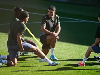 Gelandang Manchester City, Rodri (tengah) saat sesi latihan tim di tempat latihan Manchester City, Manchester Inggris, pada 17 September 2024. (Oli SCARFF/AFP)