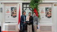CEO Sarirasa Group, Benny Hadisurja (tengah), membuka resmi gerai ke-80 Sate House Senayan di Amsterdam, Belanda. (dok. Sarirasa Group)