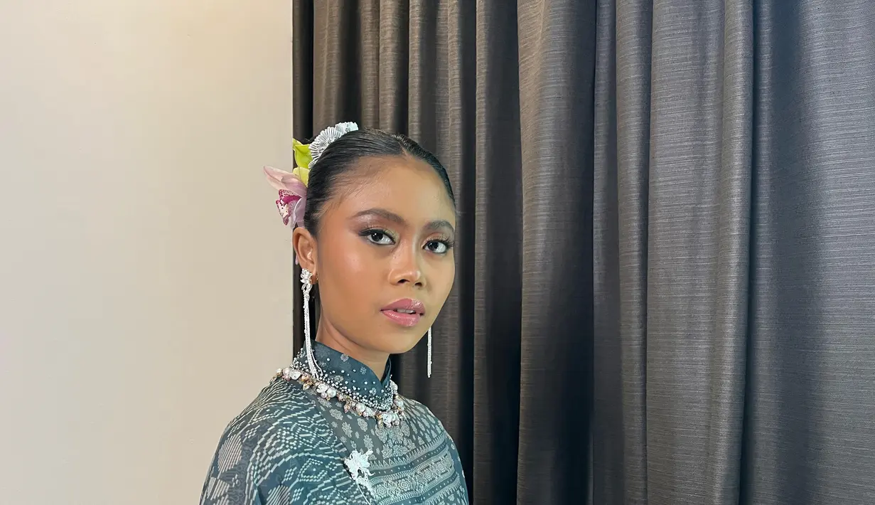 Sebanyak 30 looks busana disiapkan oleh Denny Wirawan. Memadukan aneka motif floral dan adaptasi songket palembang dengan teknik print, yang terlihat elegan dan sophisticated. [Foto dok : Fimela.com.]