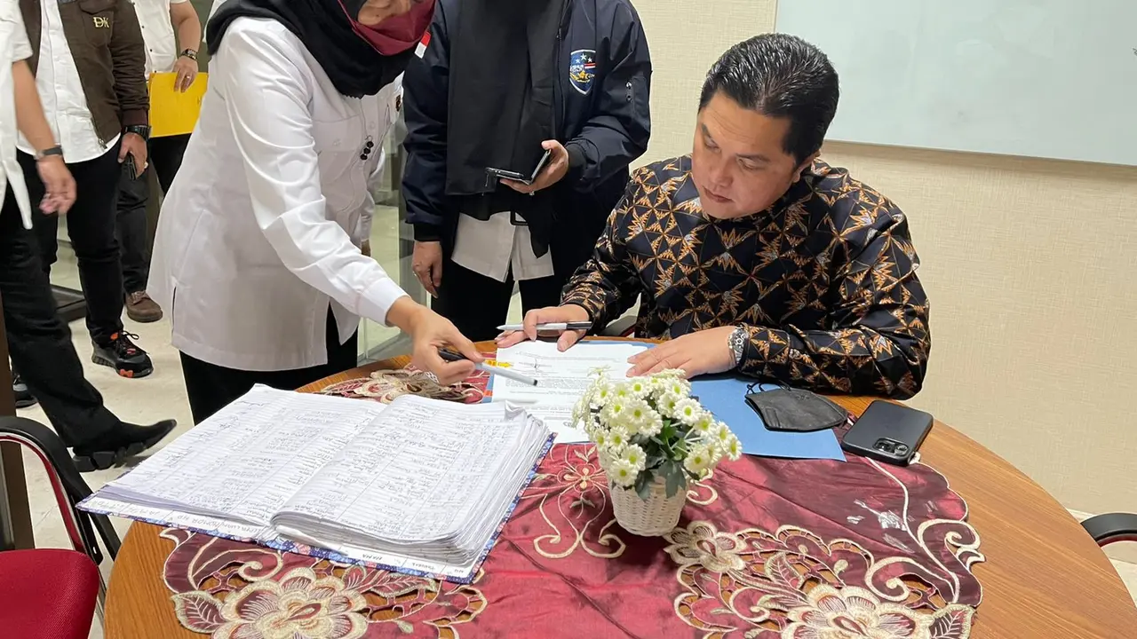 Erick Thohir menandatangani pembuatan laporan polisi di Ruang Konsul SPKT Bareskrim Polri, Mabes Polri, Jakarta, Senin (29/8) petang (istimewa)