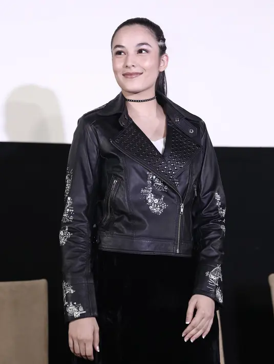 Dengan karakter Ailin yang merupakan seorang dokter di film Headshot, Chelsea menjadi dokter pribadi yang menjaga Ishmael, diperankan Iko Uwais, yang sedang mengalami koma dan hilang ingatan. (Galih W. Satria/Bintang.com)