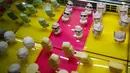 Sanpang susu rasa stroberi berbentuk es krim tiga dimensi (3D-cetak) terlihat di toko Iceason es krim di kota Shanghai, Rabu (27/4). Es krim yang dijual oleh toko Iceason ini bentuknya sangat lucu, ada robot hingga tokoh terkenal. (REUTERS/Aly Song)