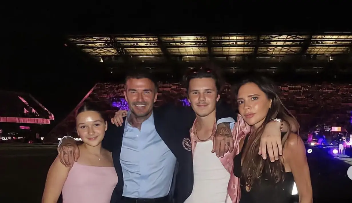 Kali ini ia juga tampak menggemaskan dalam long dress pink yang sederhana. [Foto: Instagram/ Harper Beckham Fashion]