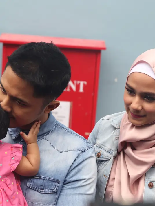 Setiap liburan mingguan, keluarga kecil Hengky Kurniawan dan Sonya Fatmala biasanya pergi mengunjungi mall dan makan bersama. (Adrian Putra/Bintang.com)
