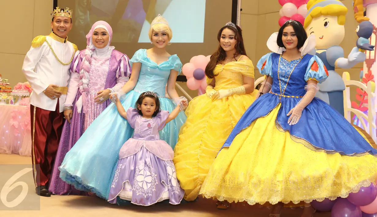 Pedangdut Ayu Ting Ting merayakan ulang tahun putrinya, Bilqis Khumairah Razak, yang ke-3 dengan sangat meriah di sebuah hotel di kawasan Margonda, Depok, Minggu (8/1). Pesta ulang tahun Bilqis mengusung tema princess. (Liputan6.com/Herman Zakharia)