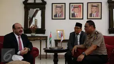 Wakapolri Komjen Syafruddin dan Dubes Yordania untuk RI, Walid Abdel Rahman Jaffal Al-Hadid melakukan pertemuan di Kedubes Yordania, Jakarta, Senin (28/11). Kedatangan Syafruddin guna meningkatkan kerjasama dalam bidang keamanan (Liputan6.com/Johan Tallo)