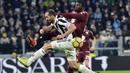 Duel pemain Juventus, Giorgio Chiellini (kiri) dan pemain Torino, M'Baye Niang pada laga perempatfinal Coppa Italia di Allianz Stadium, Turin, Italia, (3/1/2018). Juventus menang 2-0. (Alessandro Di Marco/ANSA via AP)